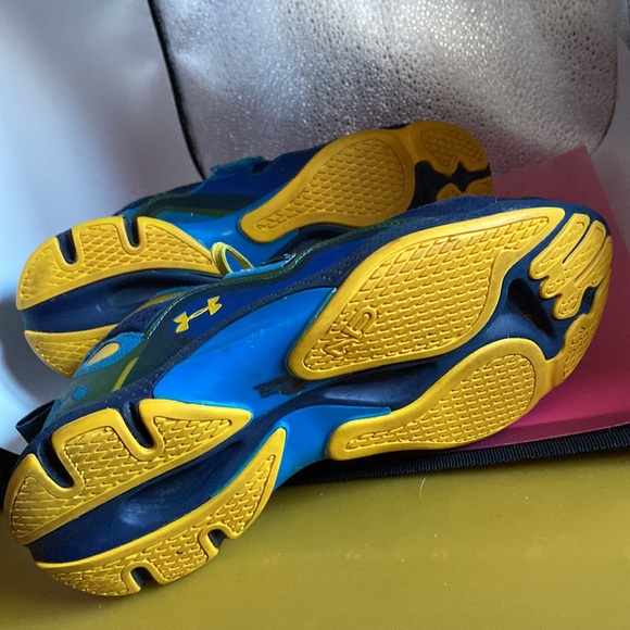 Under armor sneakers size 6.5Y lightly worn but great condition - Picture 4 of 5
